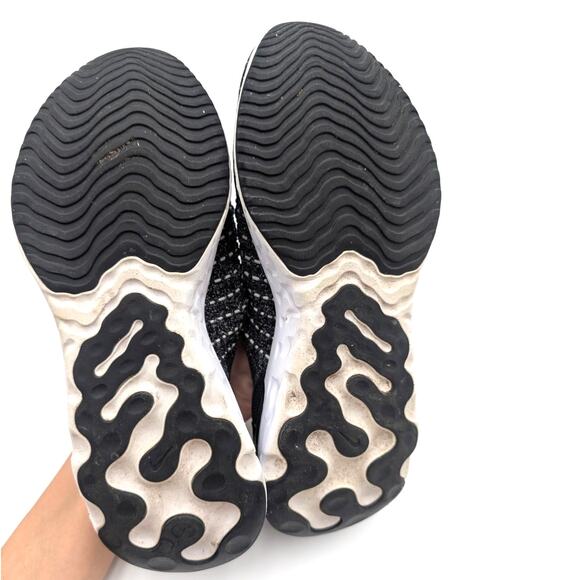 Nike Phantom Run 2 Women's Road Running Shoes Black/White Size US8.5 EU40 - Picture 7 of 9